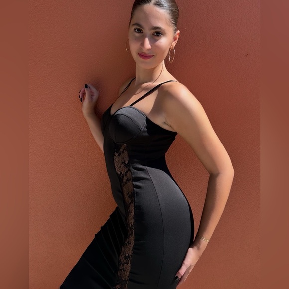 Brand New!! 🔥🔥 Black and Lace bodycon midi dress - Picture 2 of 7